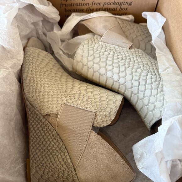 Donald Pliner Lizzy Light Taupe Sandal - Picture 2 of 7